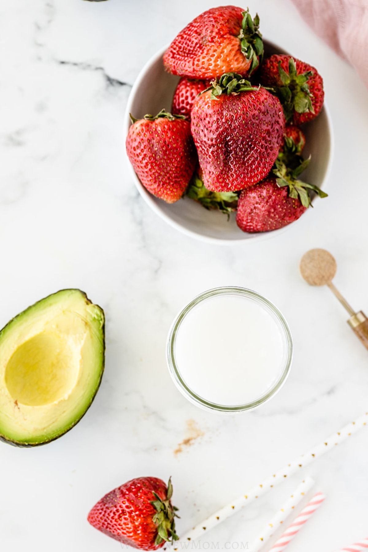 strawberry avocado smoothie ingredients.