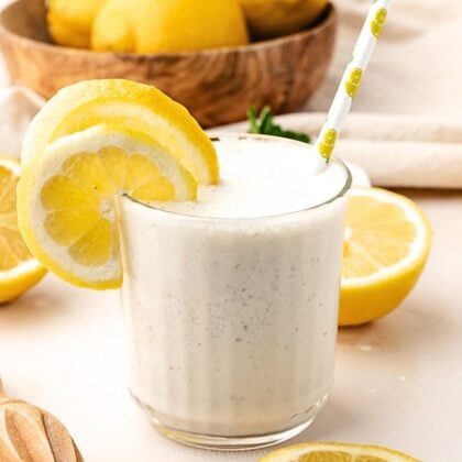 lemon smoothie in glass.
